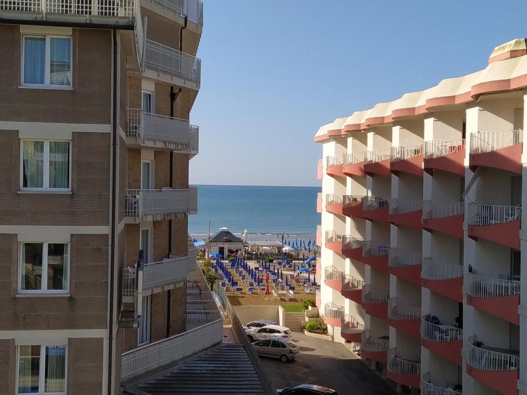 Hotel Halifax Lido di Jesolo Exteriör bild